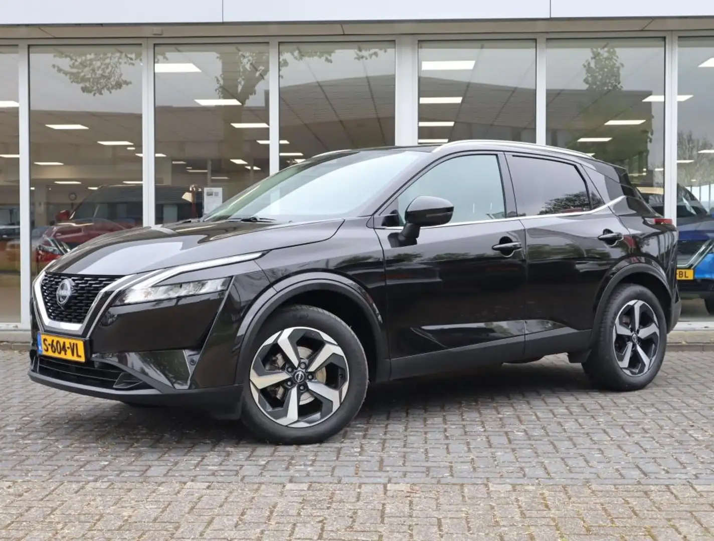 Nissan Qashqai 1.3 MHEV Xtronic N-Connecta | AUTOMAAT | Panoramad Zwart - 2