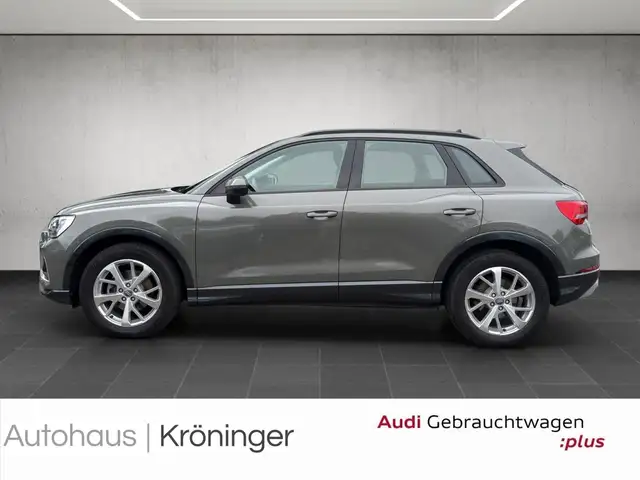 Audi Q3 view 3