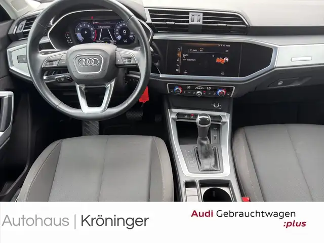 Audi Q3 view 13