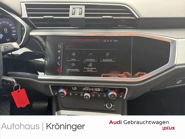 Audi Q3 view 15