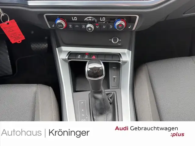 Audi Q3 view 14