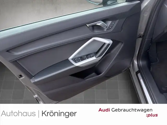 Audi Q3 view 8