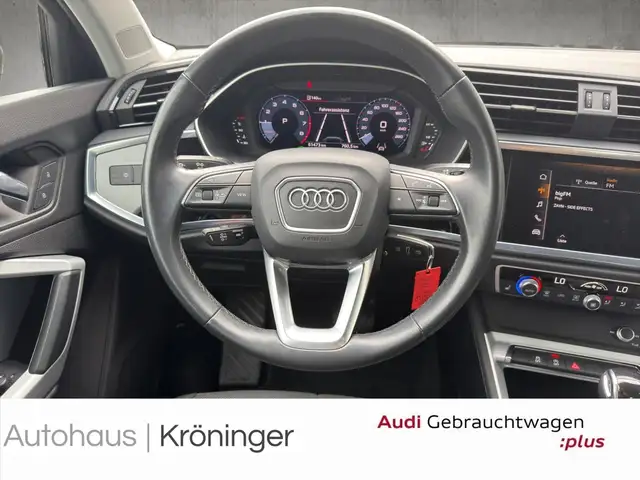 Audi Q3 view 11