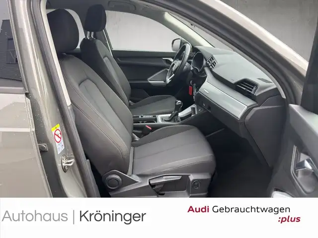 Audi Q3 view 9