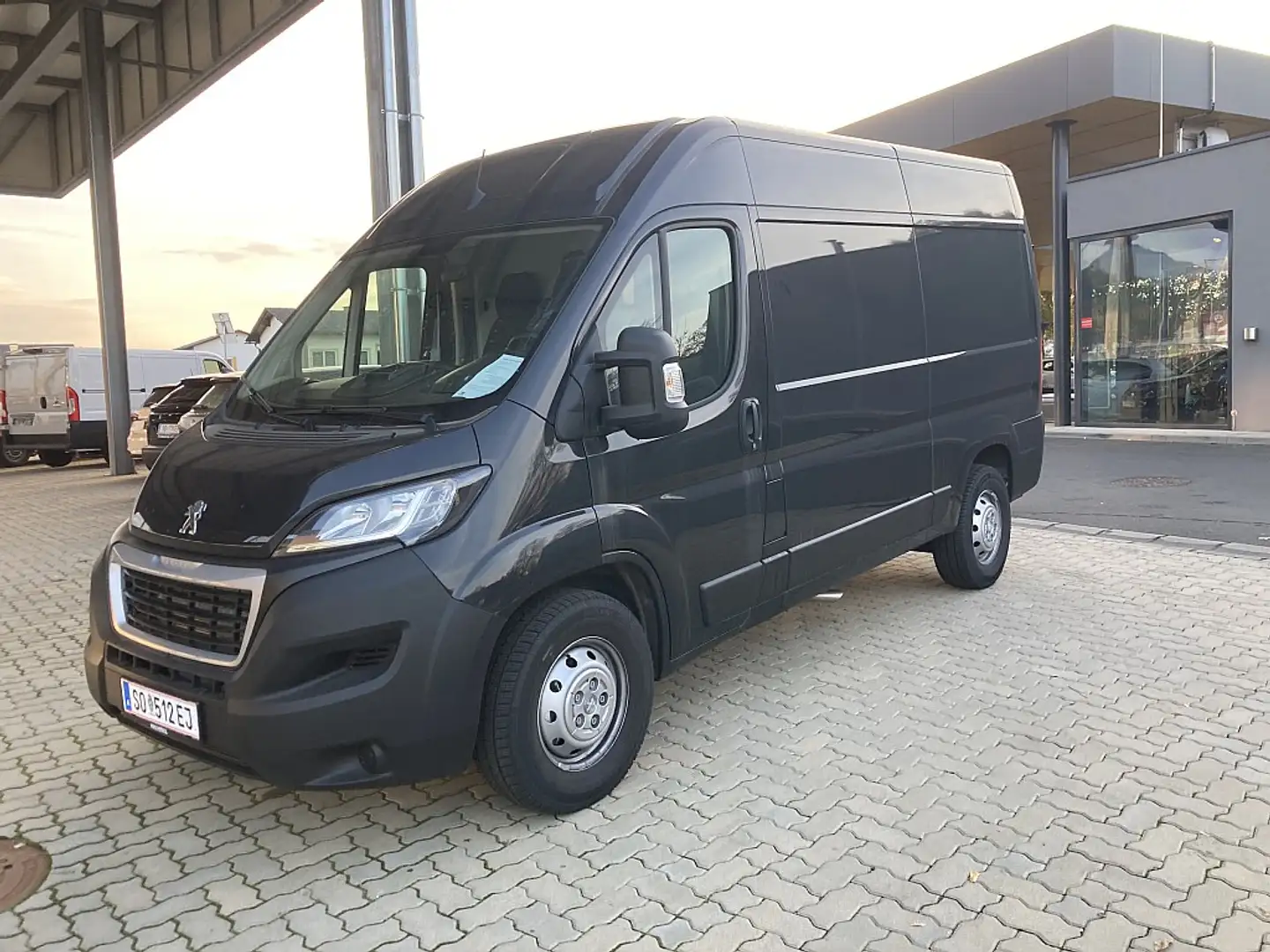 Peugeot Boxer Boxer 35+ L2H2 BlueHDi 165 S&S Grau - 1