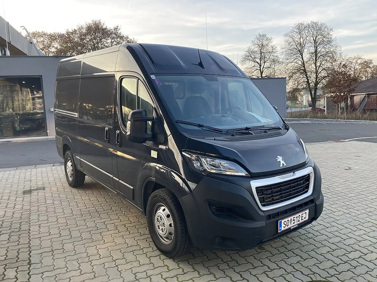 Peugeot Boxer Boxer 35+ L2H2 BlueHDi 165 S&S Grau - 2