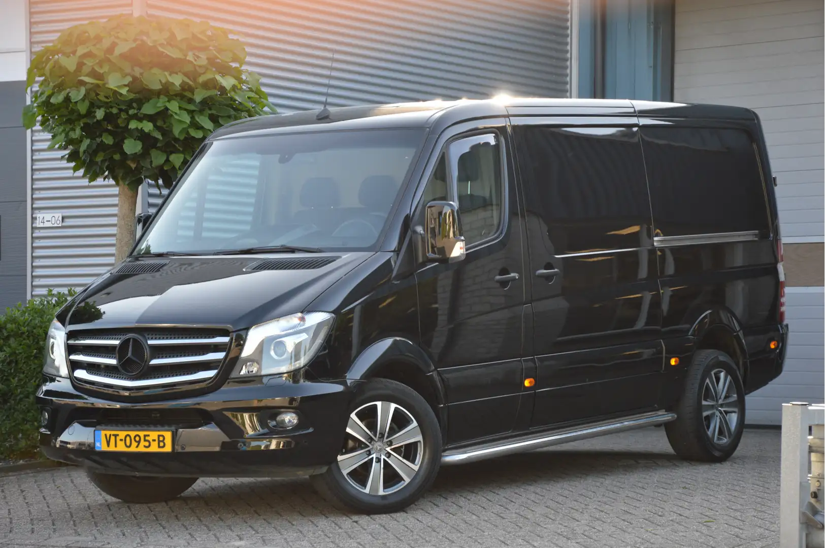 Mercedes-Benz Sprinter 319 3.0 CDI V6 | AUTOMAAT | XENON | PDC | NAVI | C Zwart - 2
