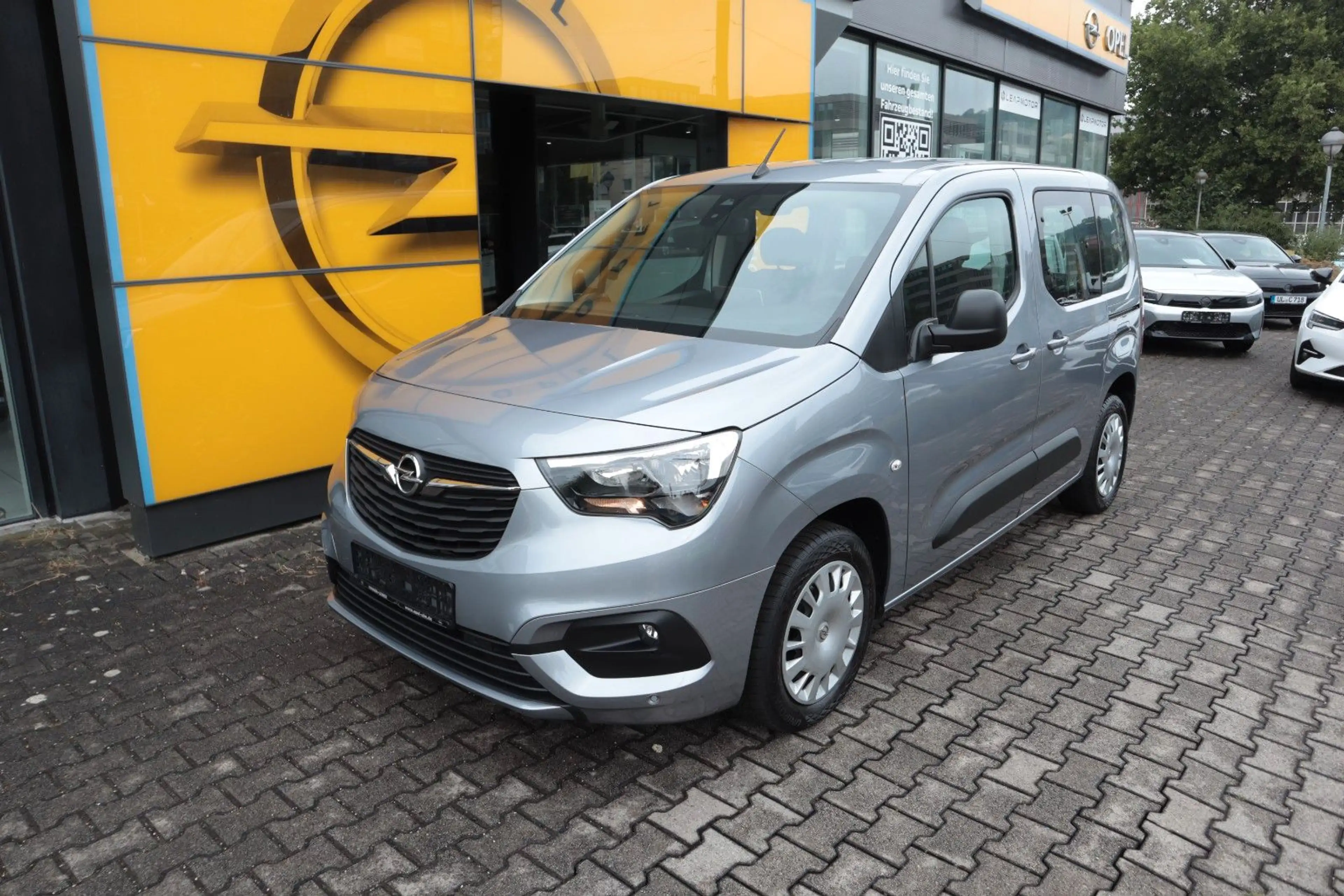Opel Combo Life 1.2T MT6 Edition Navi Sitzhzg Kamera