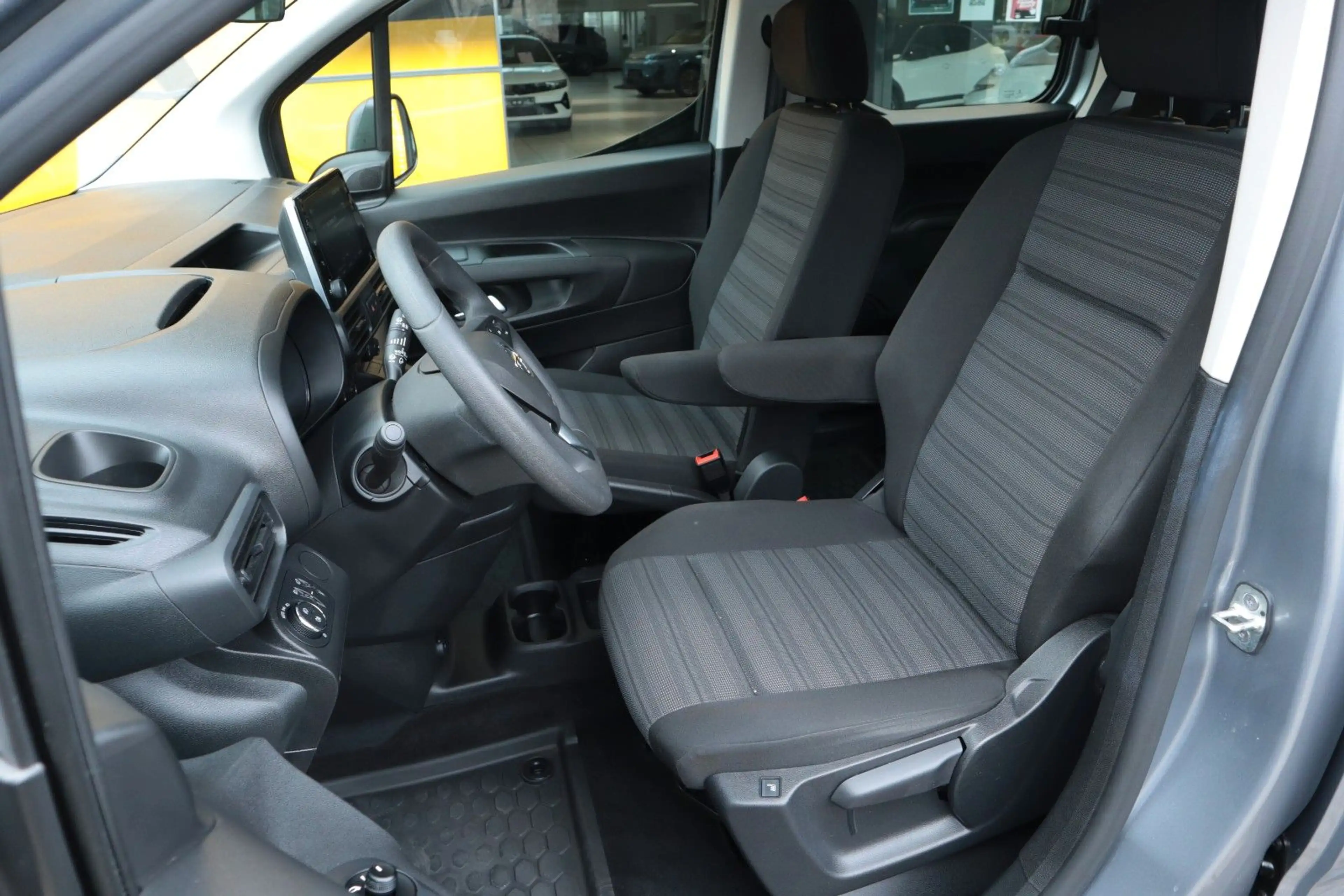 Opel Combo Life 1.2T MT6 Edition Navi Sitzhzg Kamera — photo 5