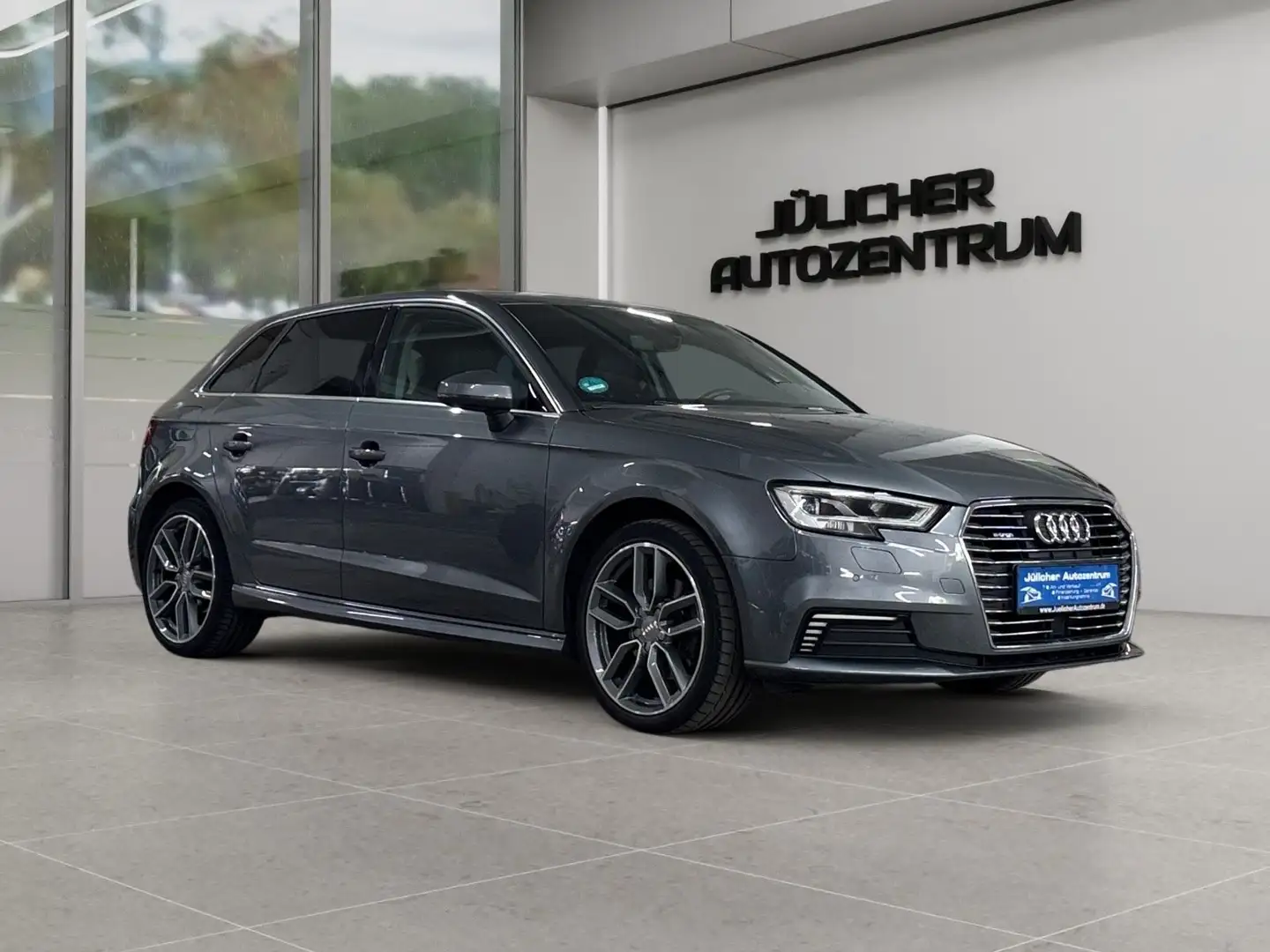 Audi A3 Sportback 40 e-tron design Aut., 2.Hand Grau - 1