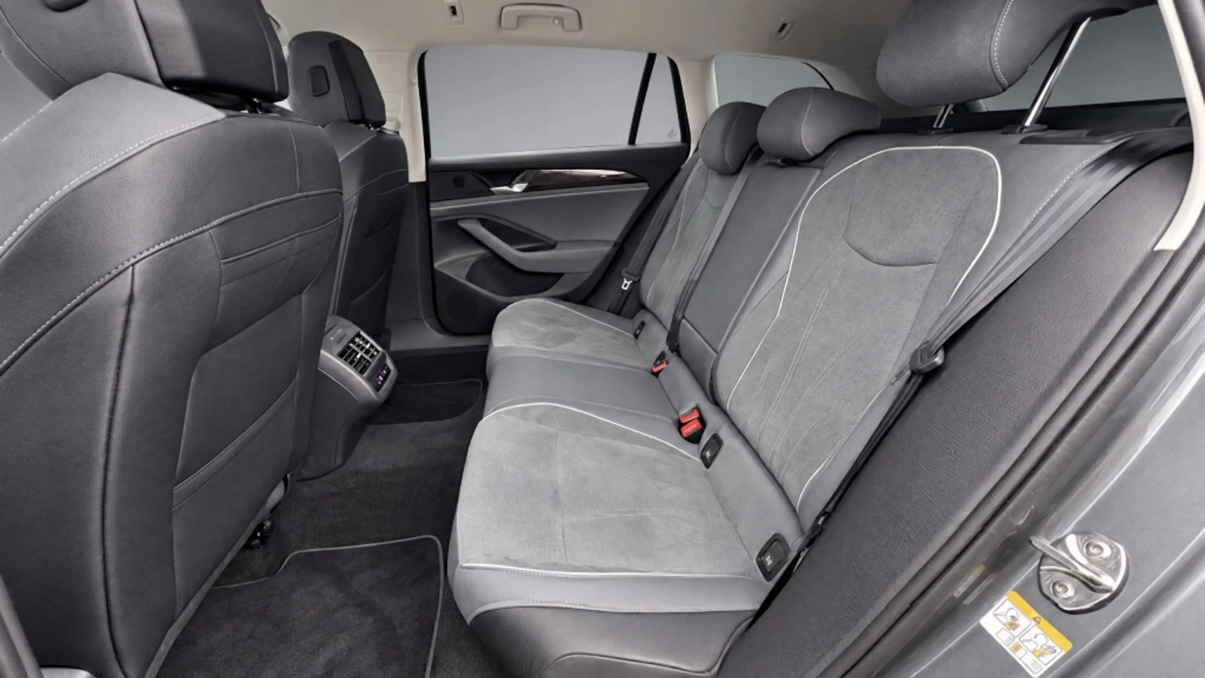 Volkswagen Passat Variant 1.5 eTSI Business — photo 13