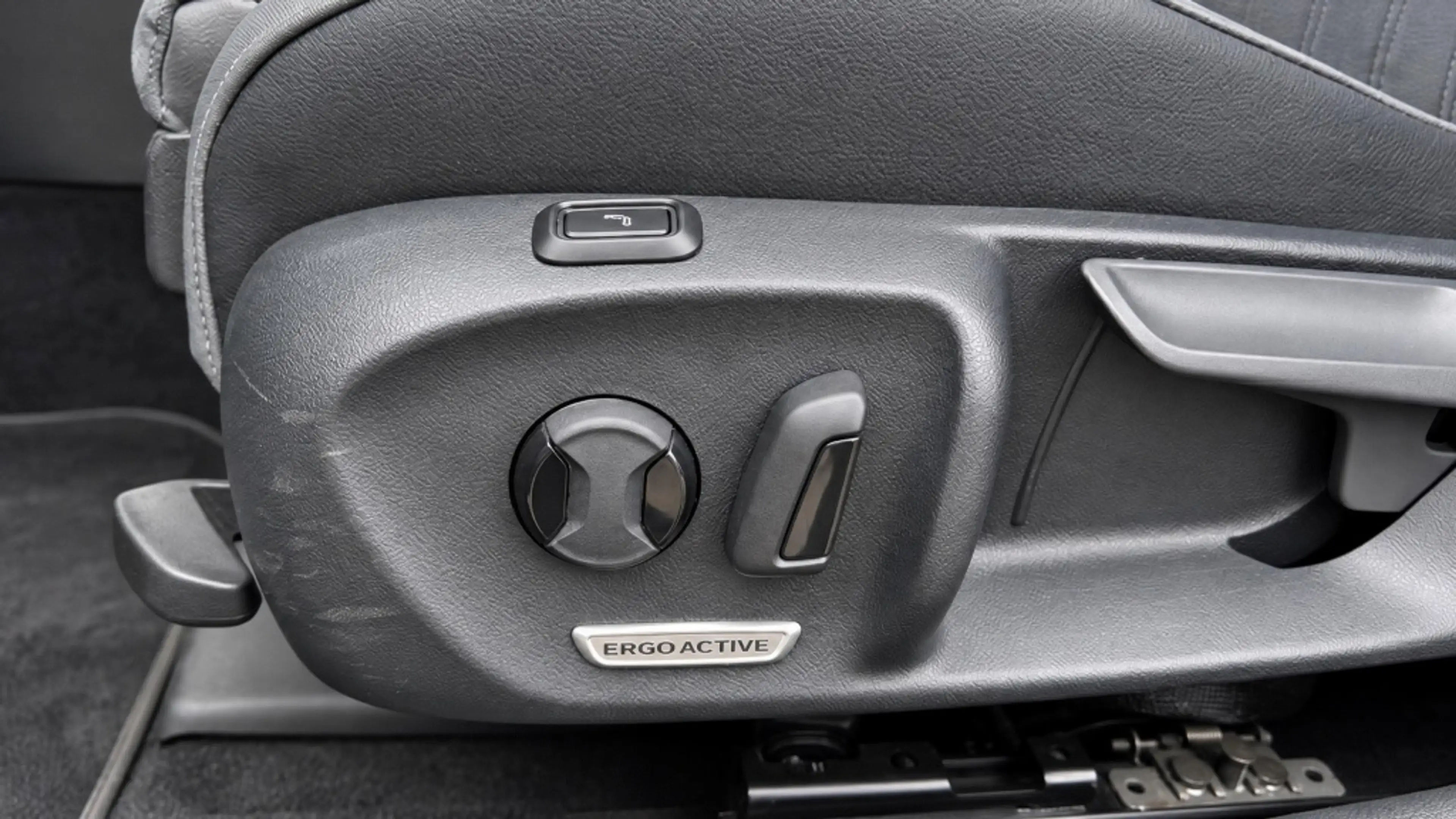 Volkswagen Passat Variant 1.5 eTSI Business — photo 11