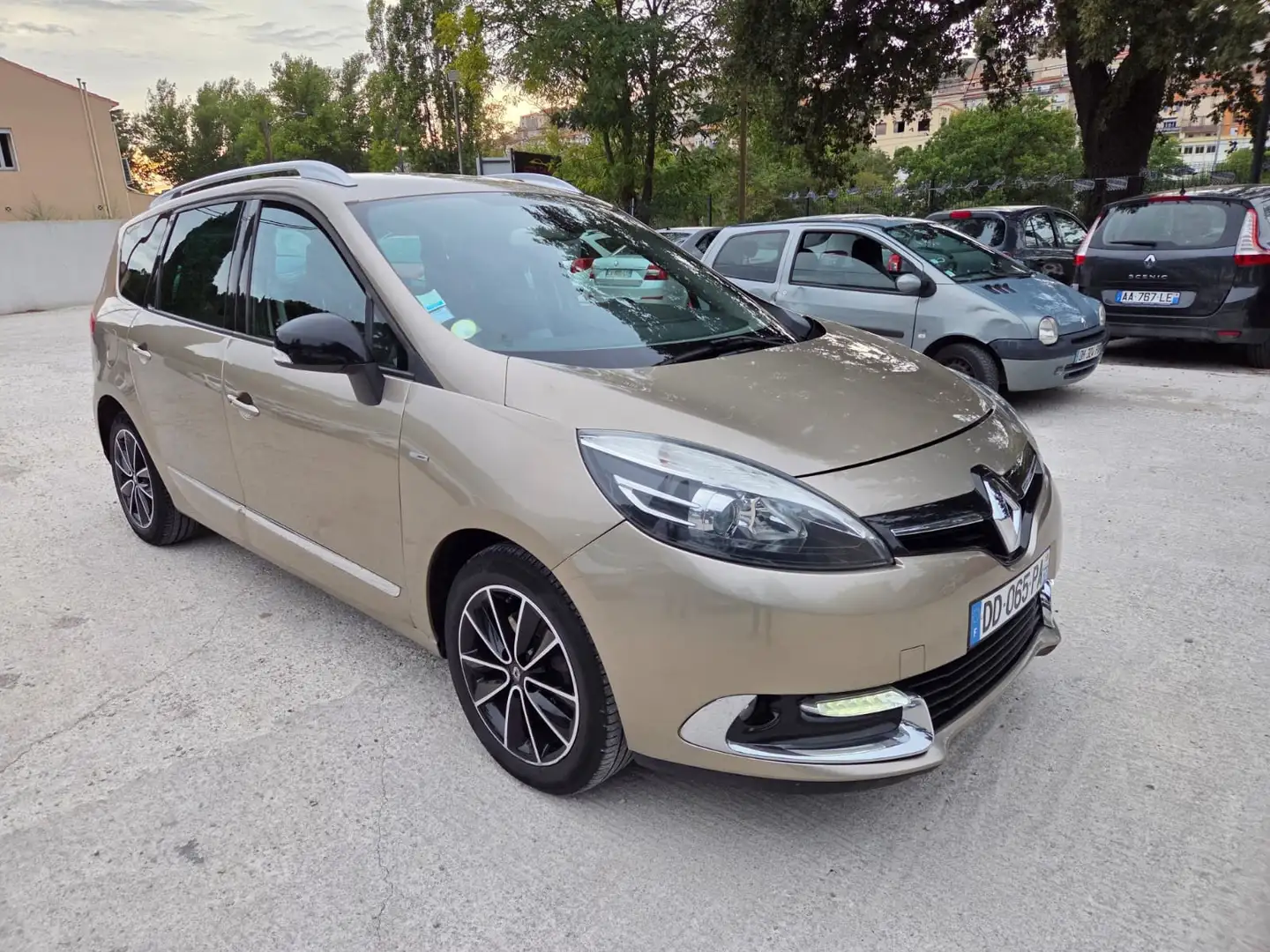 Renault Grand Scenic Bose Marrón - 1