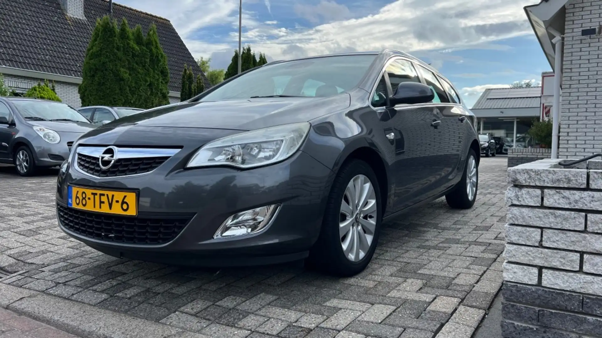 Opel Astra Sports Tourer 1.4 Cosmo Grijs - 2