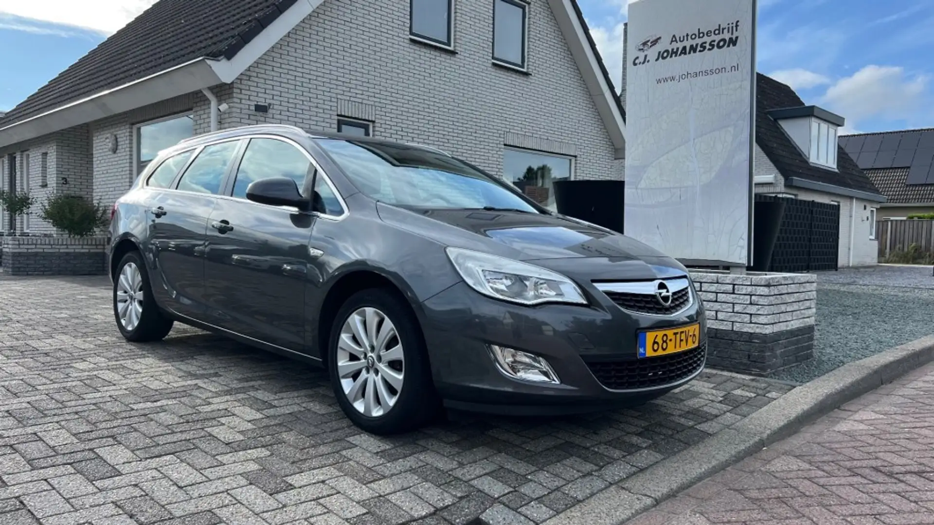 Opel Astra Sports Tourer 1.4 Cosmo Grijs - 1