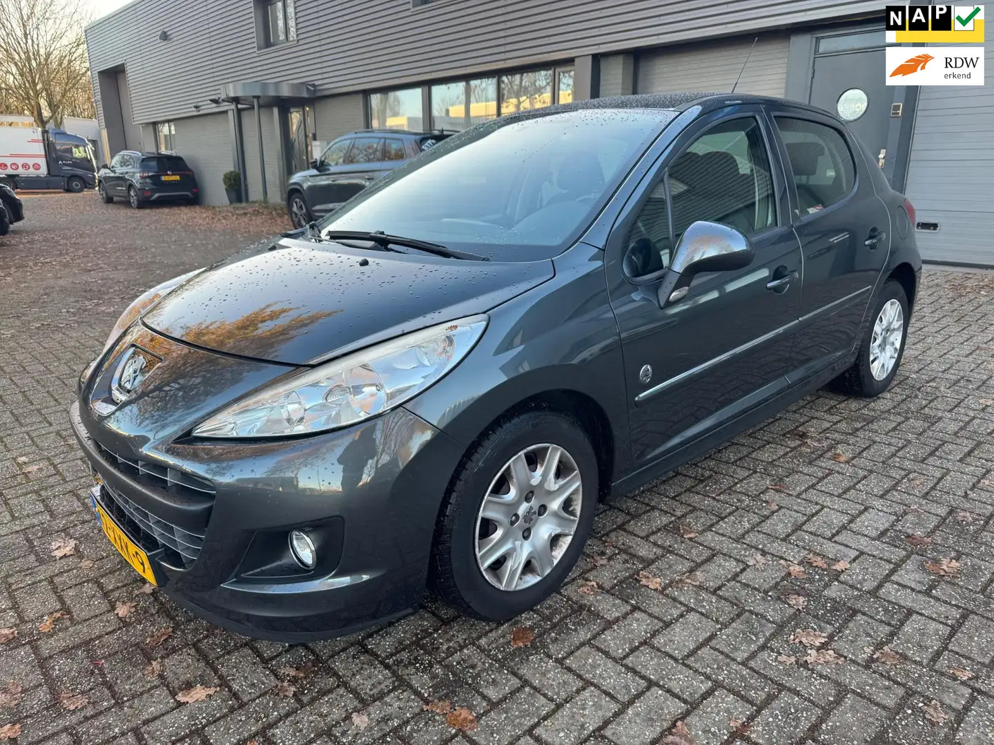 Peugeot 207 1.4 VTi Urban Move Grau - 1