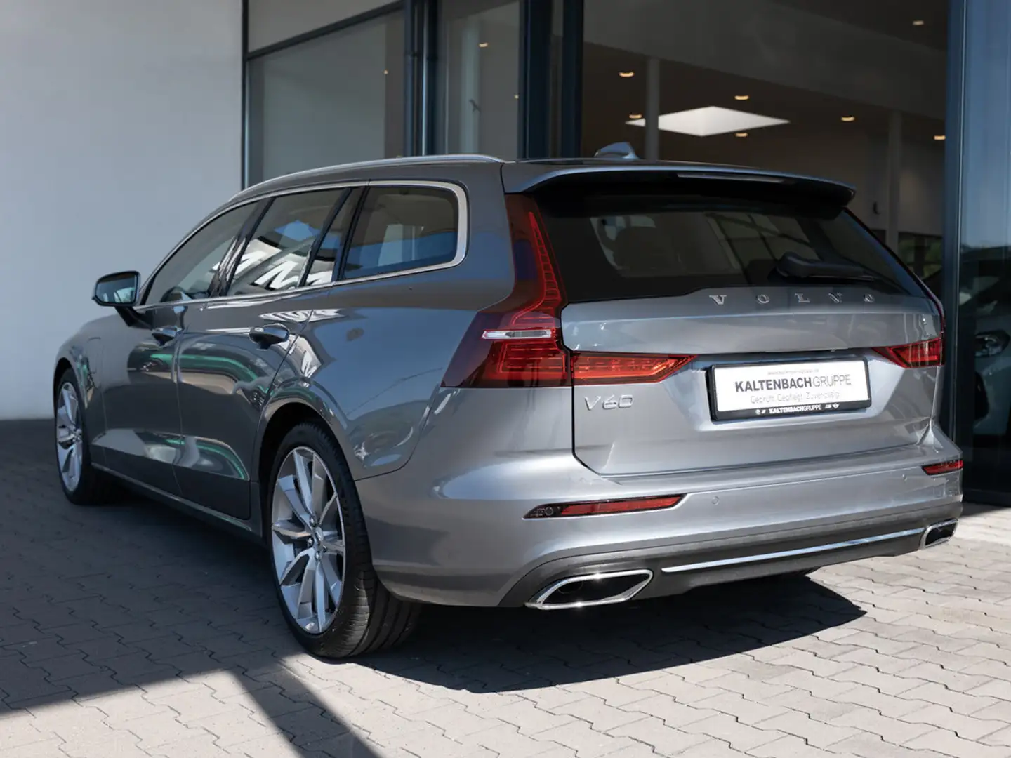 Volvo V60 Recharge T6 AWD Inscription Expression Grau - 2