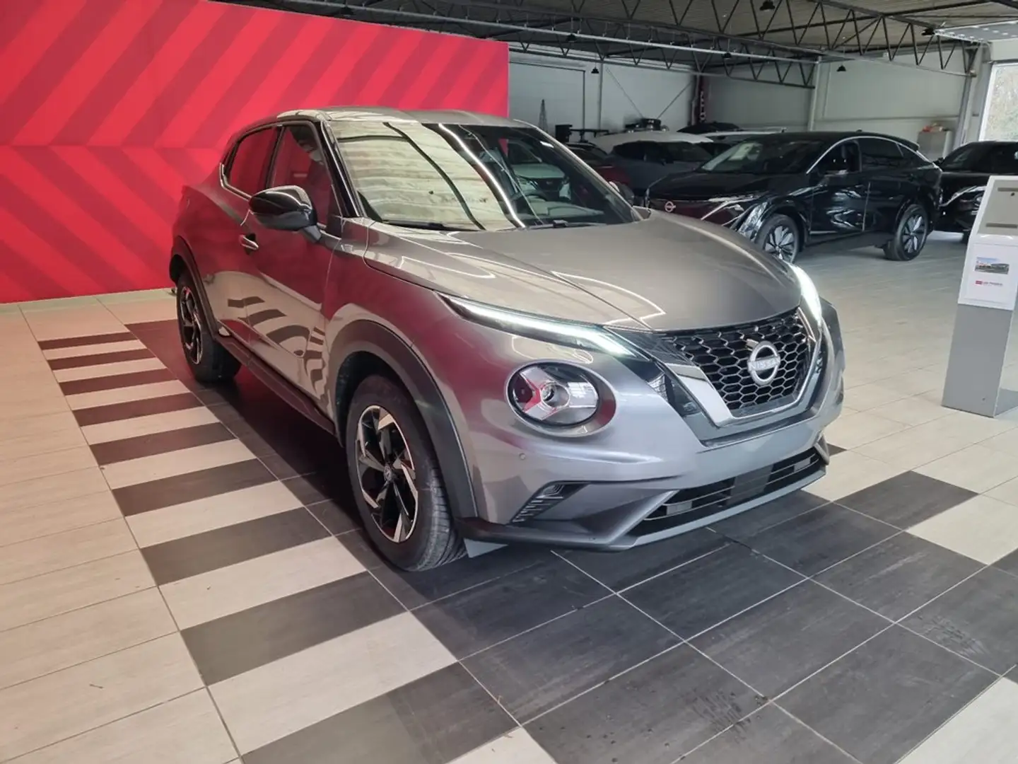 Nissan Juke 1.0 dig-t 114pk N-connecta Grijs - 2