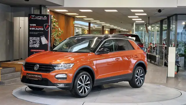 Volkswagen T-Roc view 3
