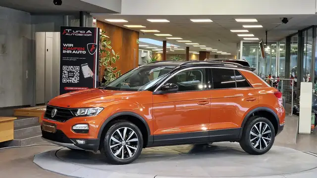 Volkswagen T-Roc view 4