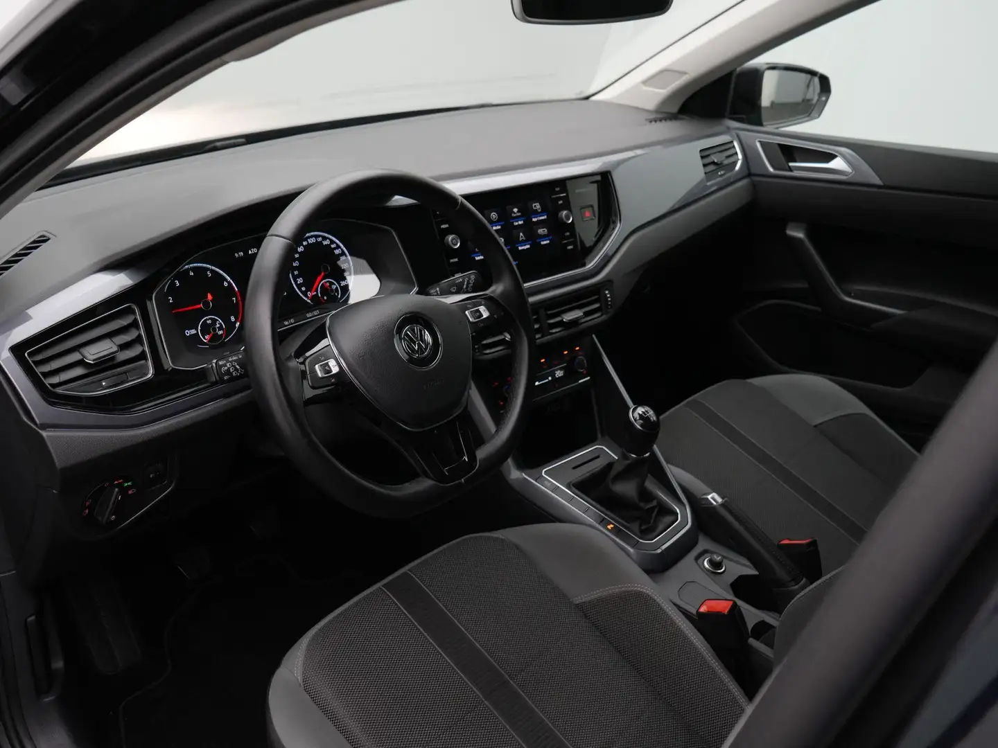 Volkswagen Polo 1.0 TSI 95 pk Highline | Navigatie | Stoelverwarmi Zwart - 2