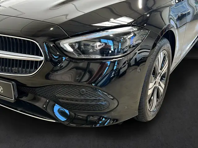 Mercedes-Benz C-Class view 3