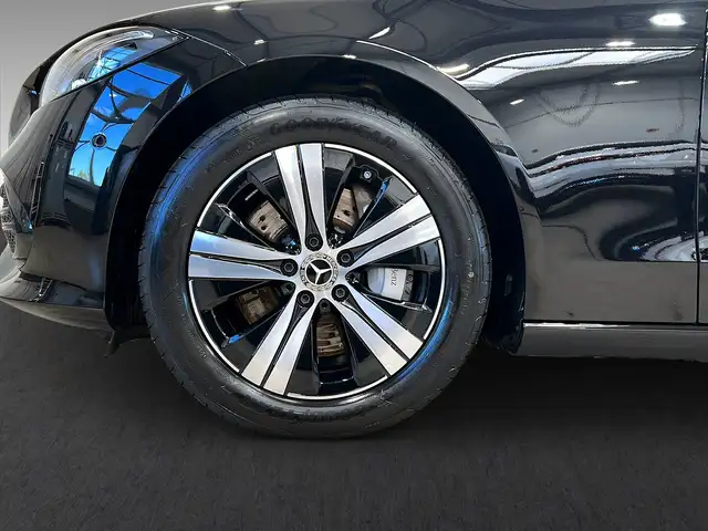 Mercedes-Benz C-Class view 4