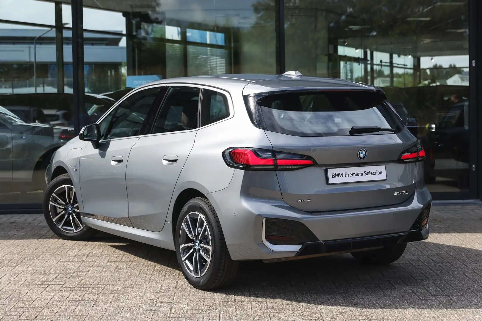 BMW 230 2 Serie Active Tourer 230e xDrive High Executive M Grijs - 2