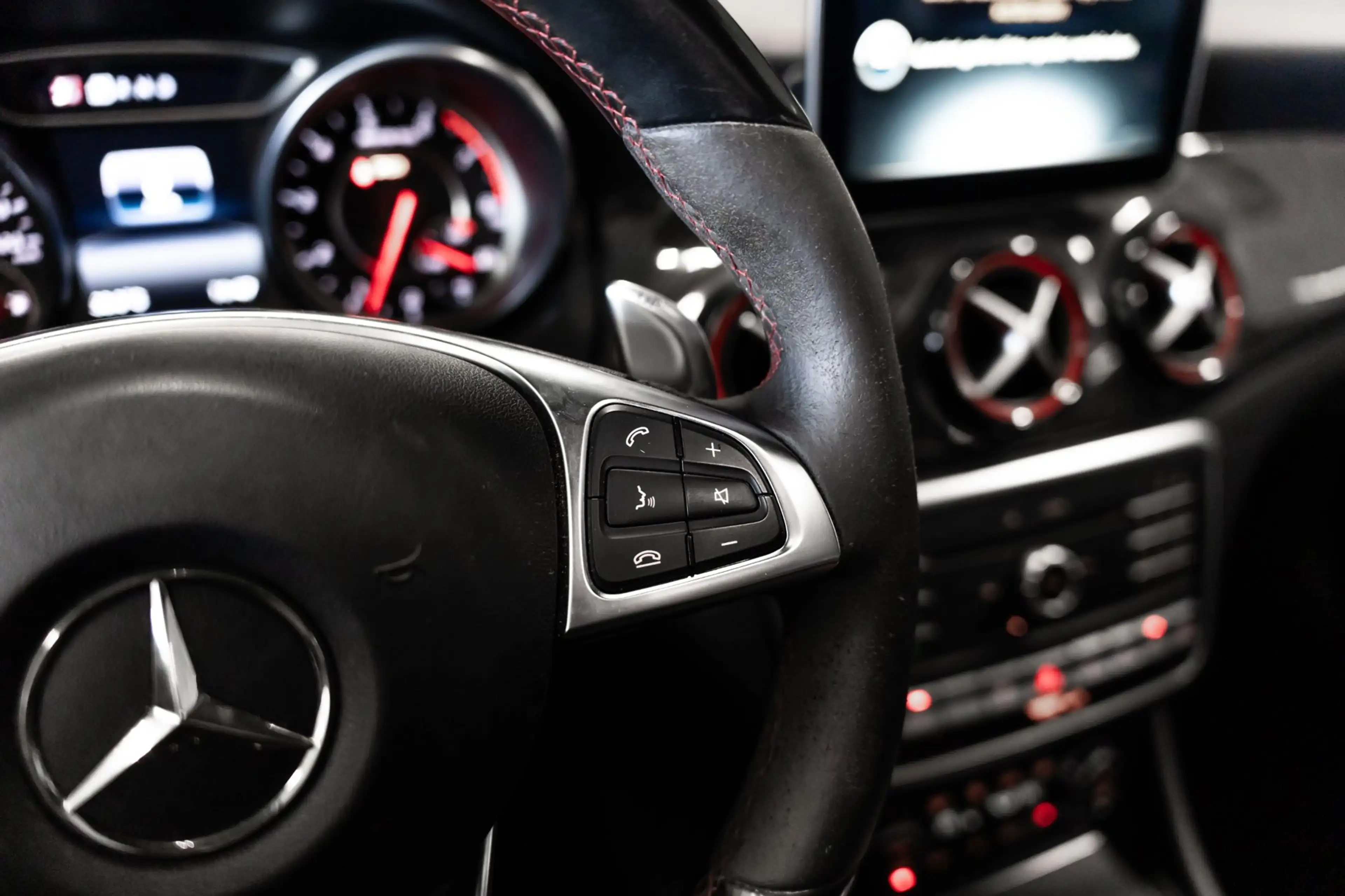 Mercedes-Benz GLA 45 AMG 4MATIC Premium — photo 14