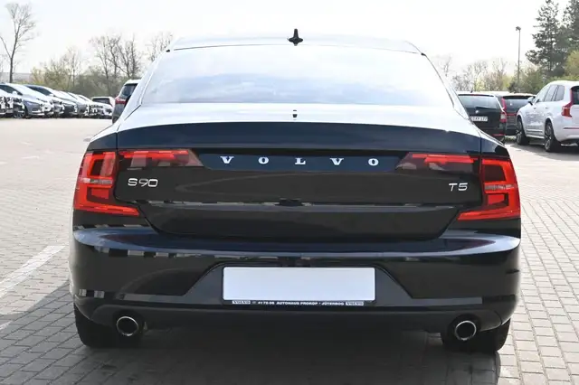 Volvo S90 view 5