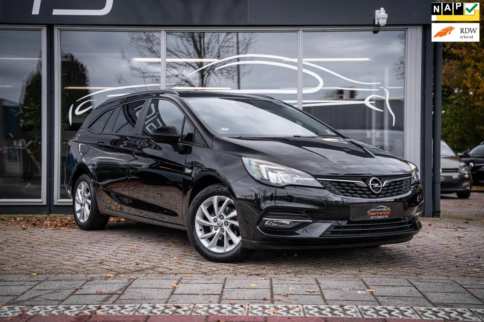 Opel Astra Sports Tourer 1.2 Business Edition|Navi|LED kopl|P Zwart - 1