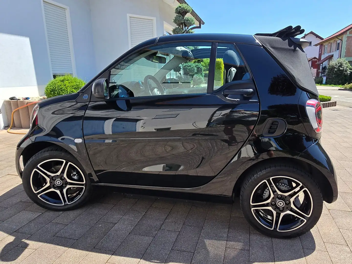 smart forTwo smart fortwo cabrio EQ passion EXCLUSIVE Schwarz - 1
