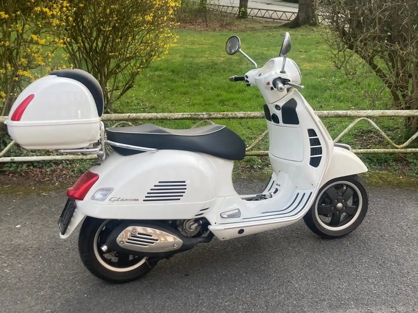Vespa GTS Super 300 GTS 300 super i.e Fehér - 1