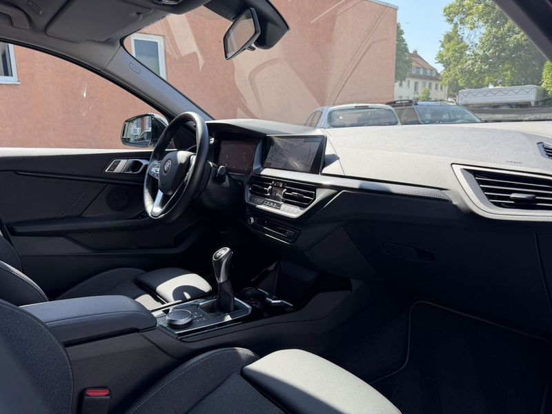 BMW 118 i Sport Line LiveCockpit Prof LED ActiveGuard+ — photo 16
