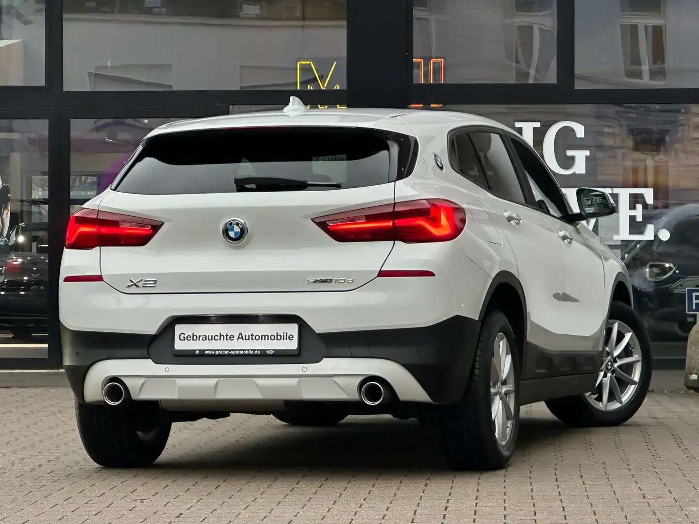 BMW X2 sDrive18d Navi LED PA PDC V+H DAB Shz Aut. Weiß - 2