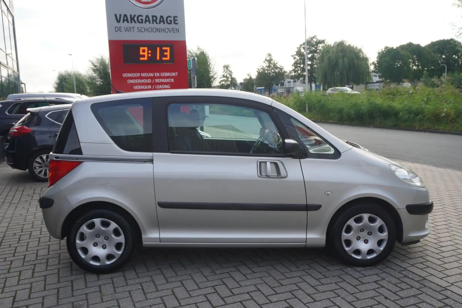 Peugeot 1007 1.4 Urban / Elek. Schuifdeuren / Radio / Airco Gris - 2