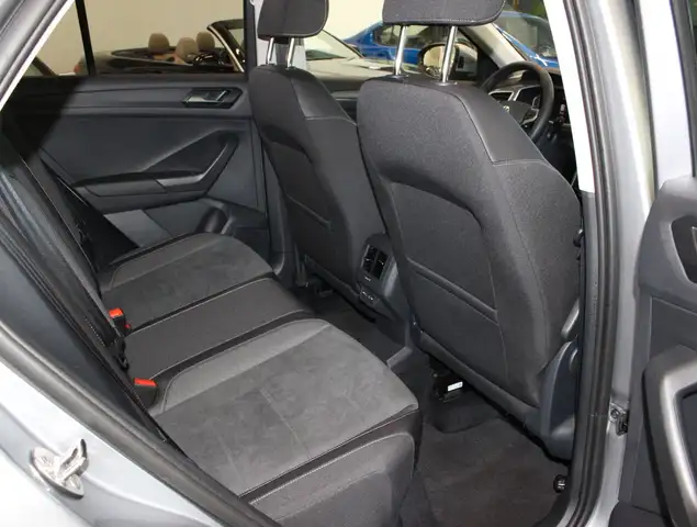 Volkswagen T-Roc view 11