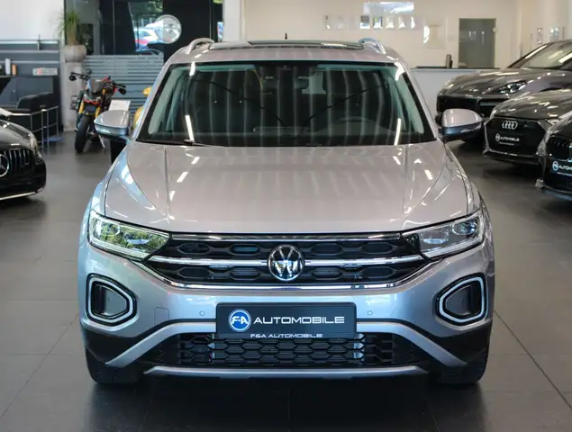 Volkswagen T-Roc view 3