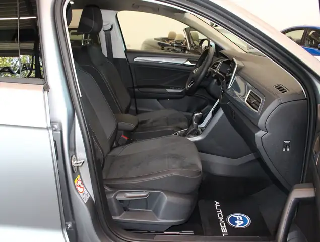 Volkswagen T-Roc view 9