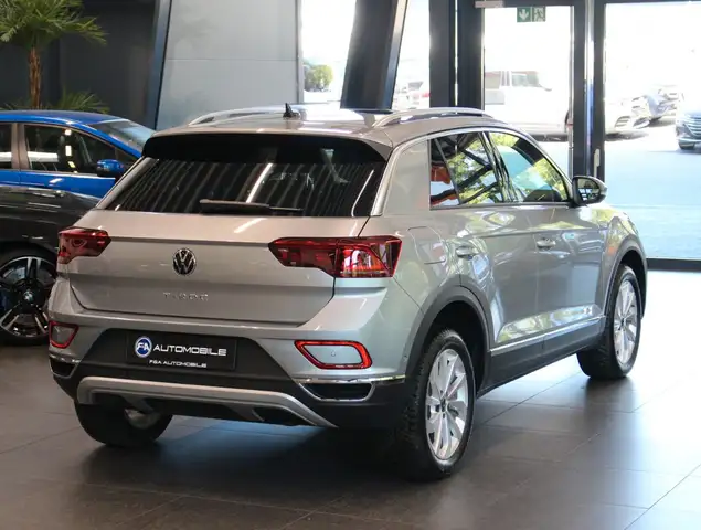Volkswagen T-Roc view 5