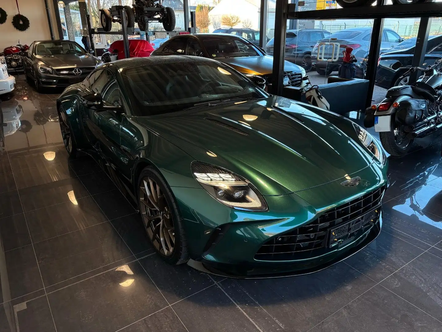 Aston Martin V8 Coupe Verde - 1