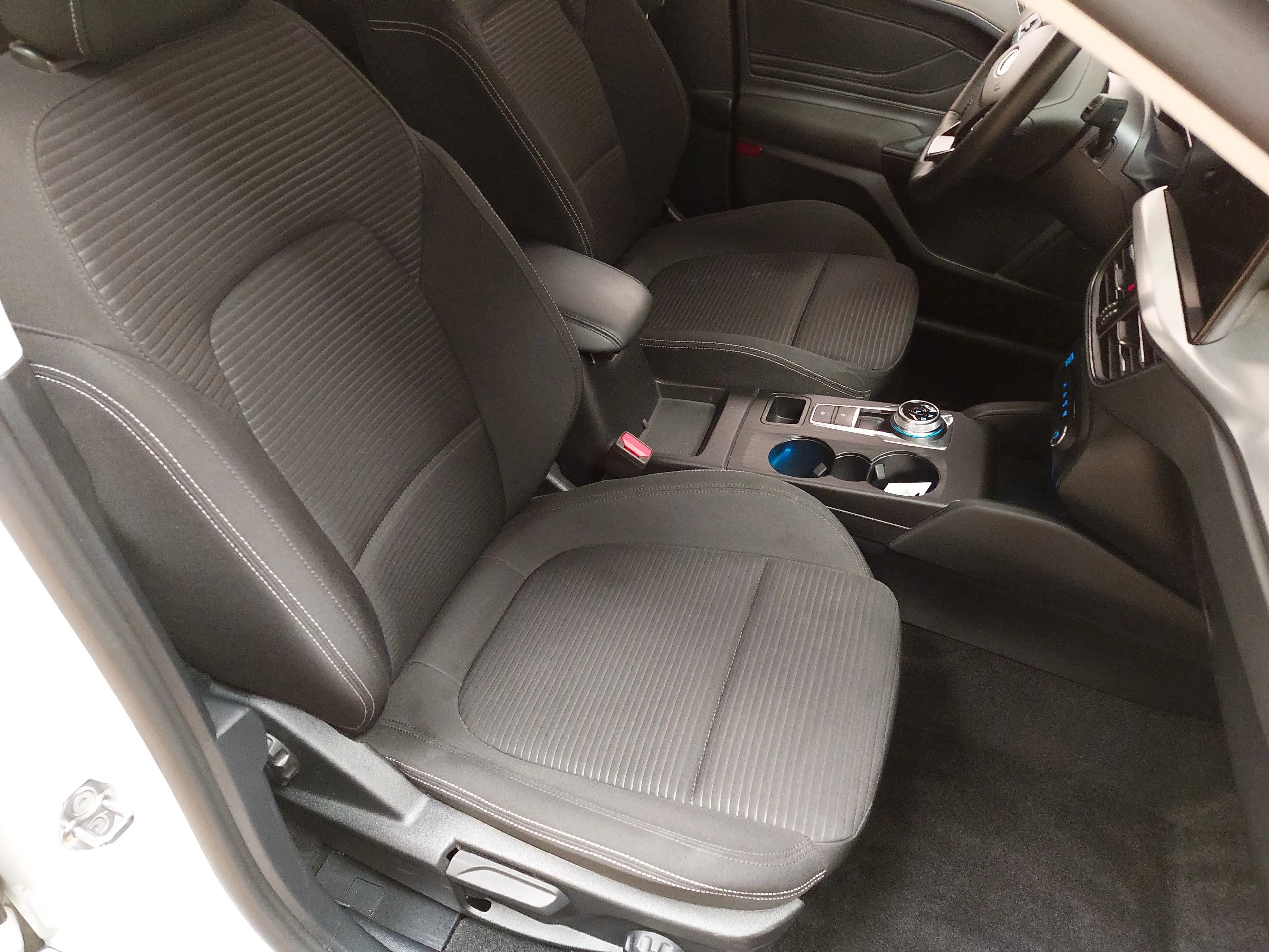 Ford Focus Turnier 1.5 EB Titanium NAVI LED DAB PDC — photo 10