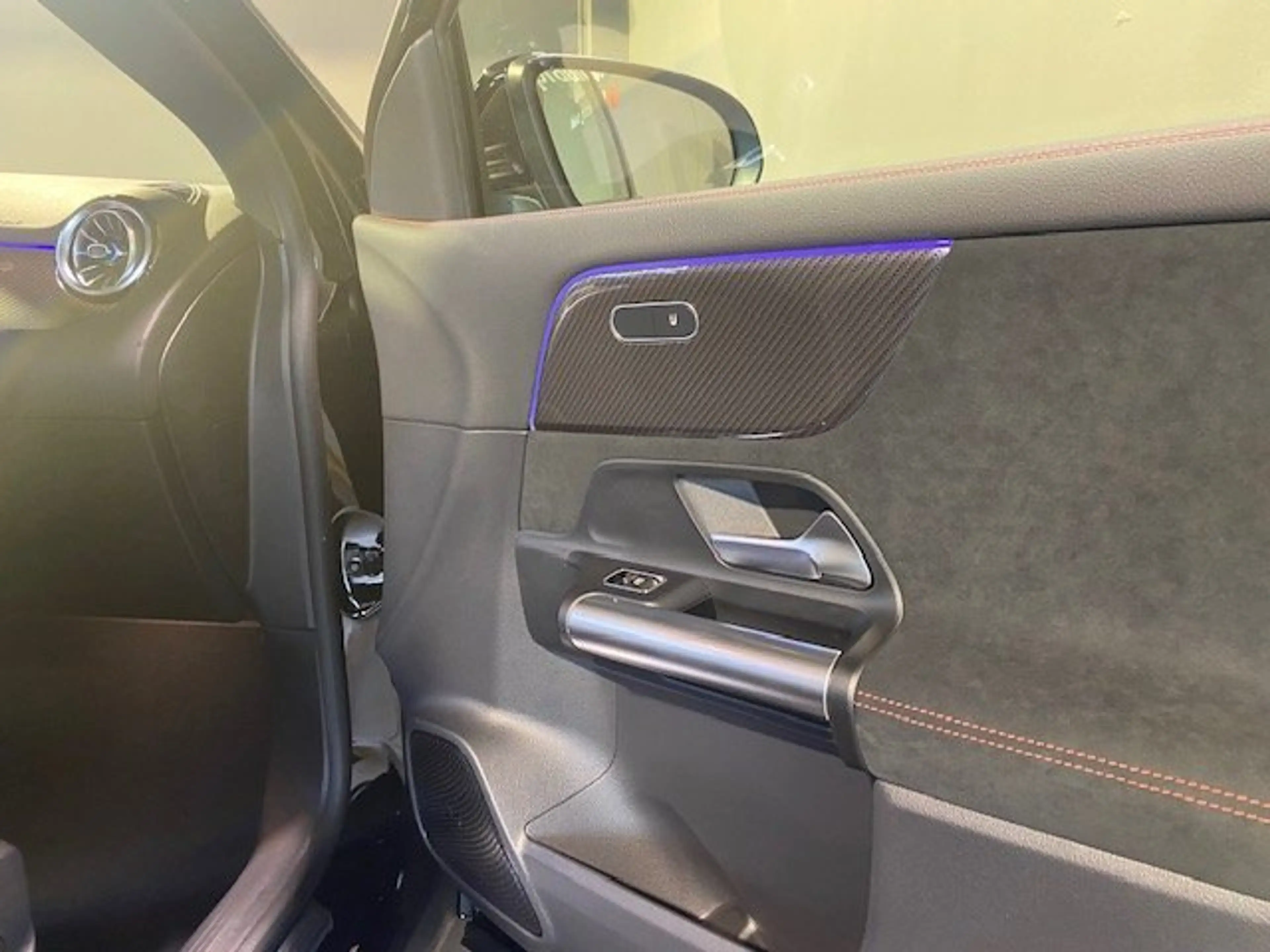Mercedes-Benz GLA 200 d AMG Night 19"/Pano/AHK/Sound/Totw/Ambi — photo 12