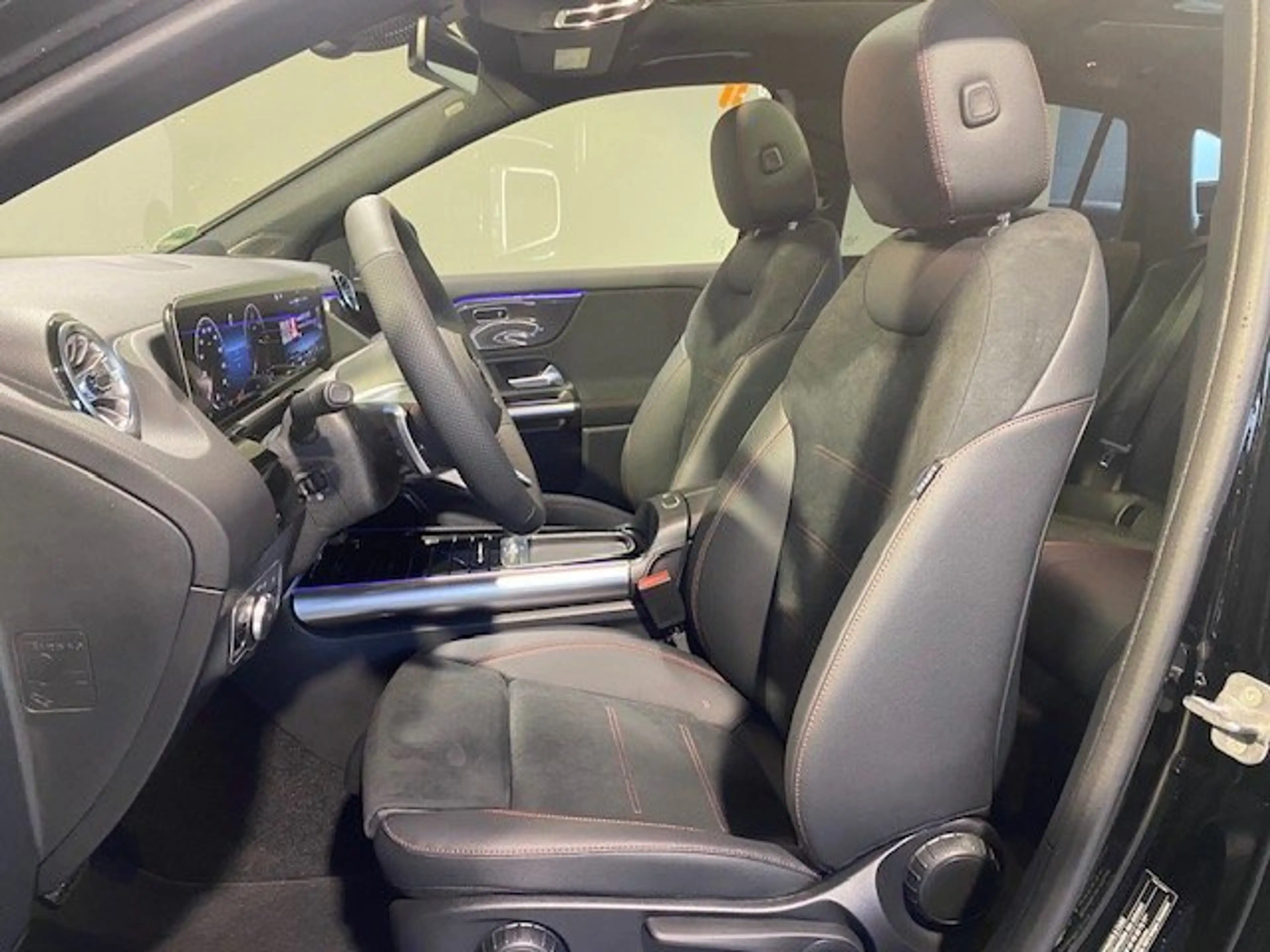 Mercedes-Benz GLA 200 d AMG Night 19"/Pano/AHK/Sound/Totw/Ambi — photo 5