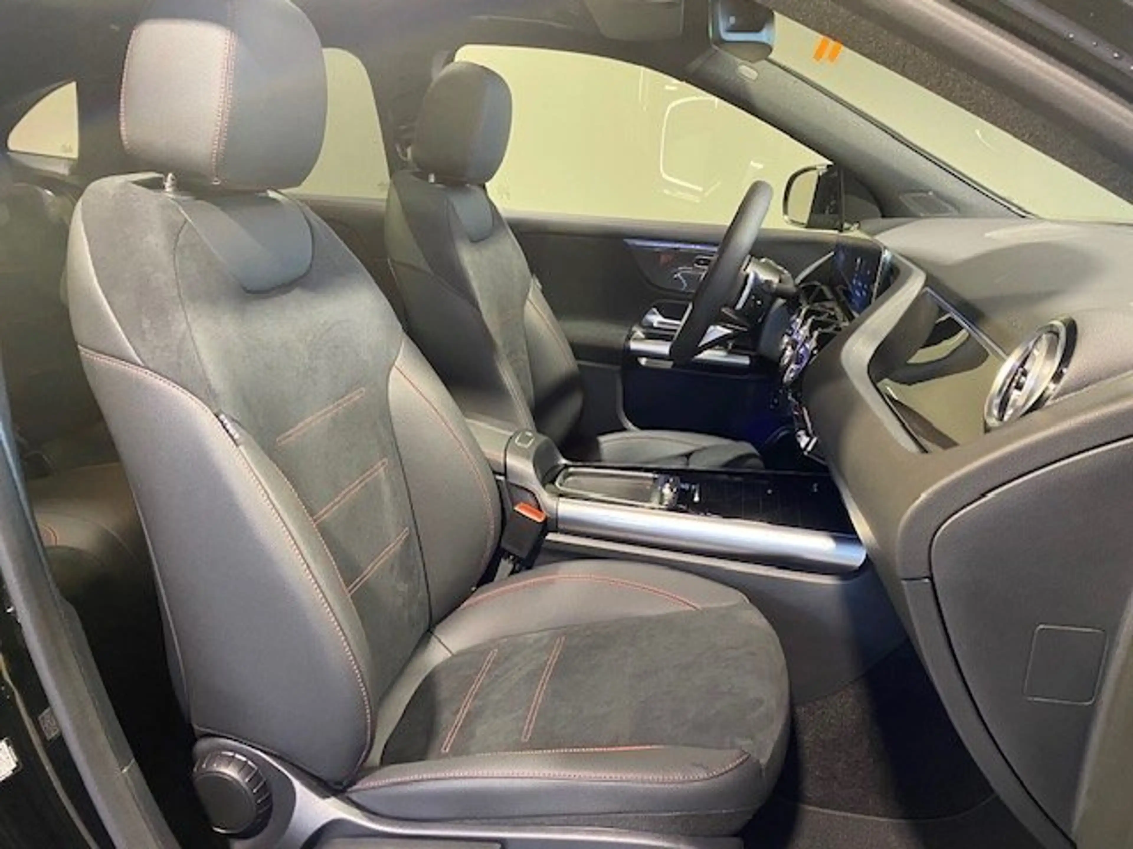 Mercedes-Benz GLA 200 d AMG Night 19"/Pano/AHK/Sound/Totw/Ambi — photo 6