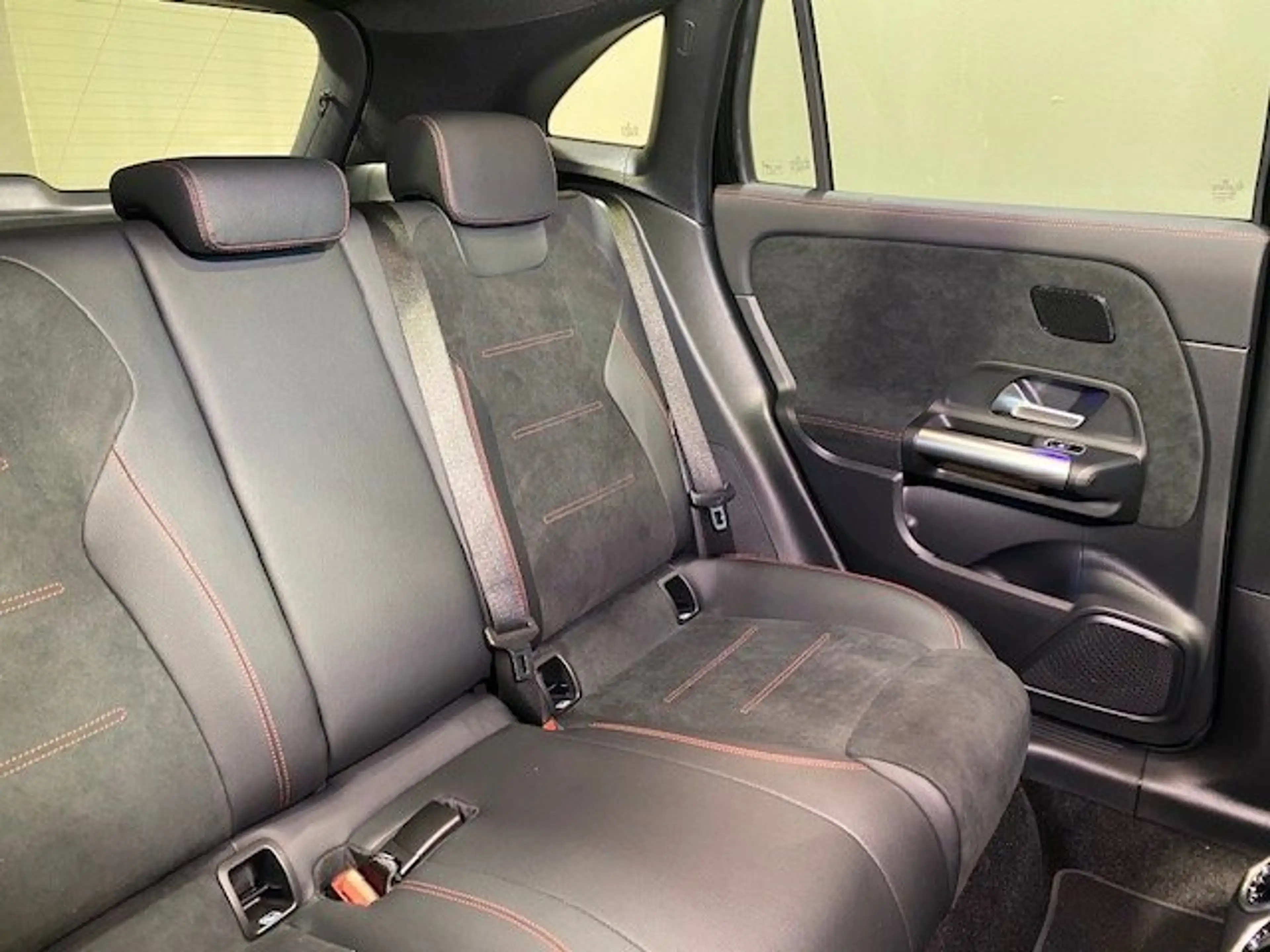 Mercedes-Benz GLA 200 d AMG Night 19"/Pano/AHK/Sound/Totw/Ambi — photo 7