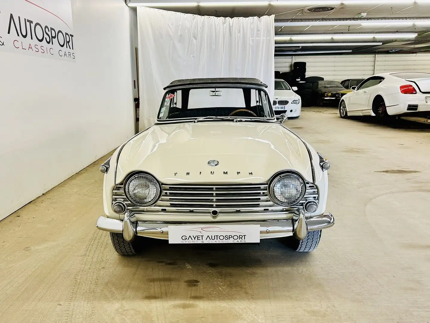 Triumph TR4 IRS + OVERDRIVE Beige - 2