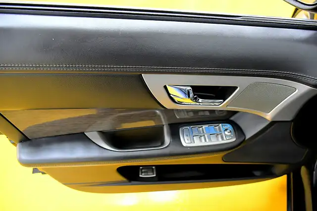 Jaguar XF view 11