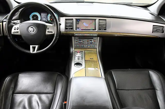 Jaguar XF view 16