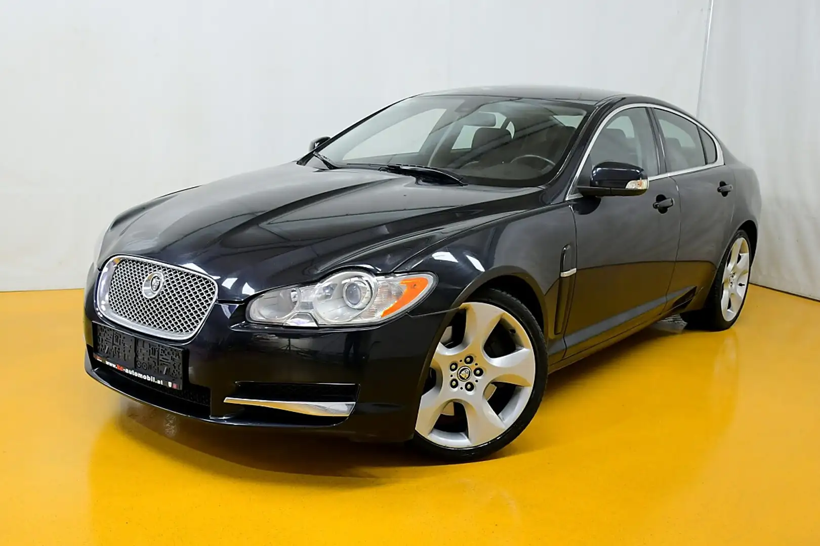 Jaguar XF 4,2 SV8 Grau - 1